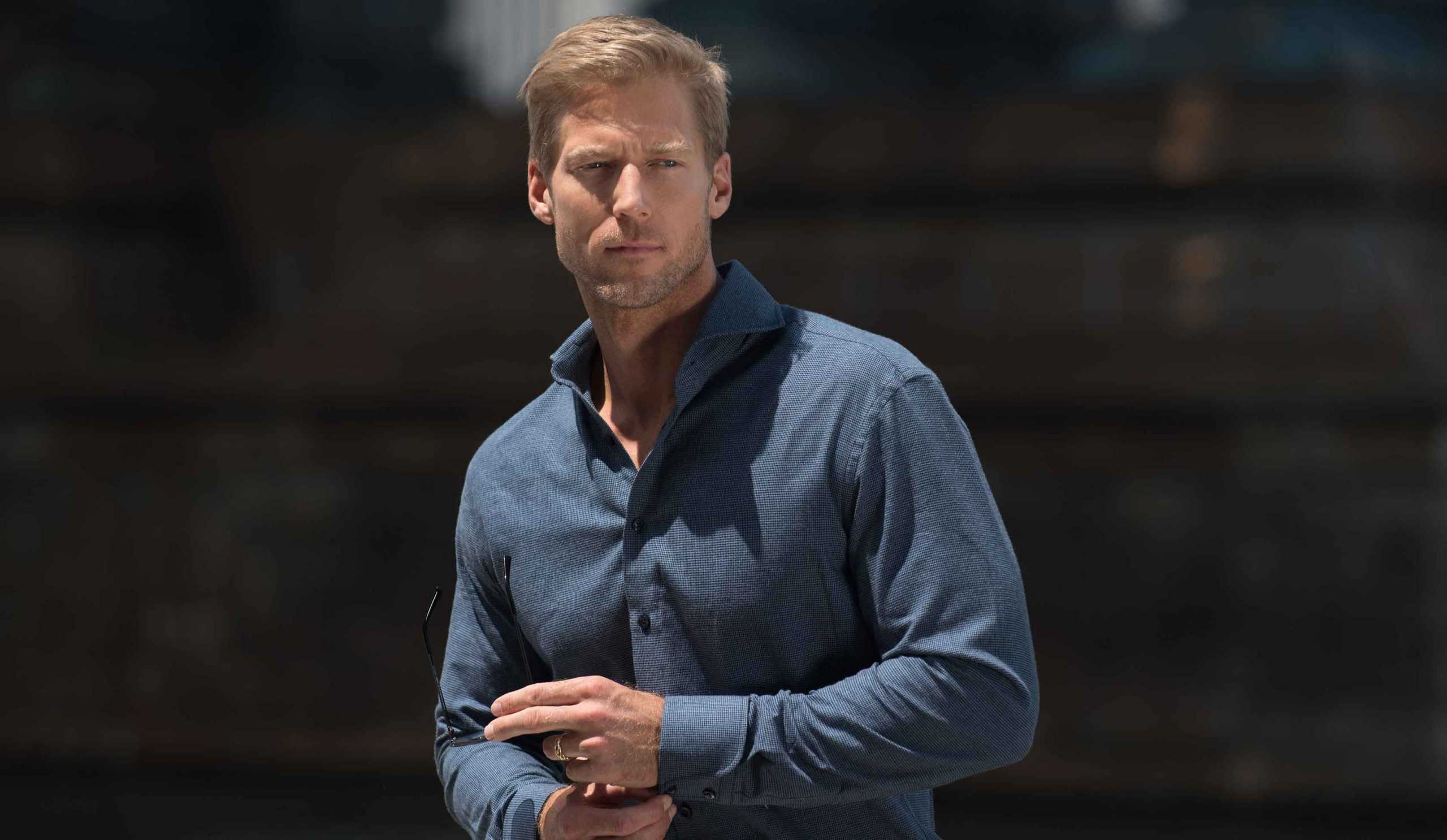 Men's stylish blue dress shirt for business and formal occasions, perfect for professional gatherings and sophisticated look.