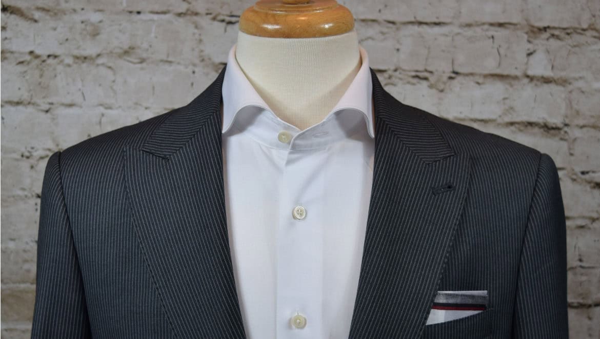 Men's formal suit on a mannequin with a white dress shirt, ideal for business or special occasions, showcasing high-quality fabric and tailored fit.