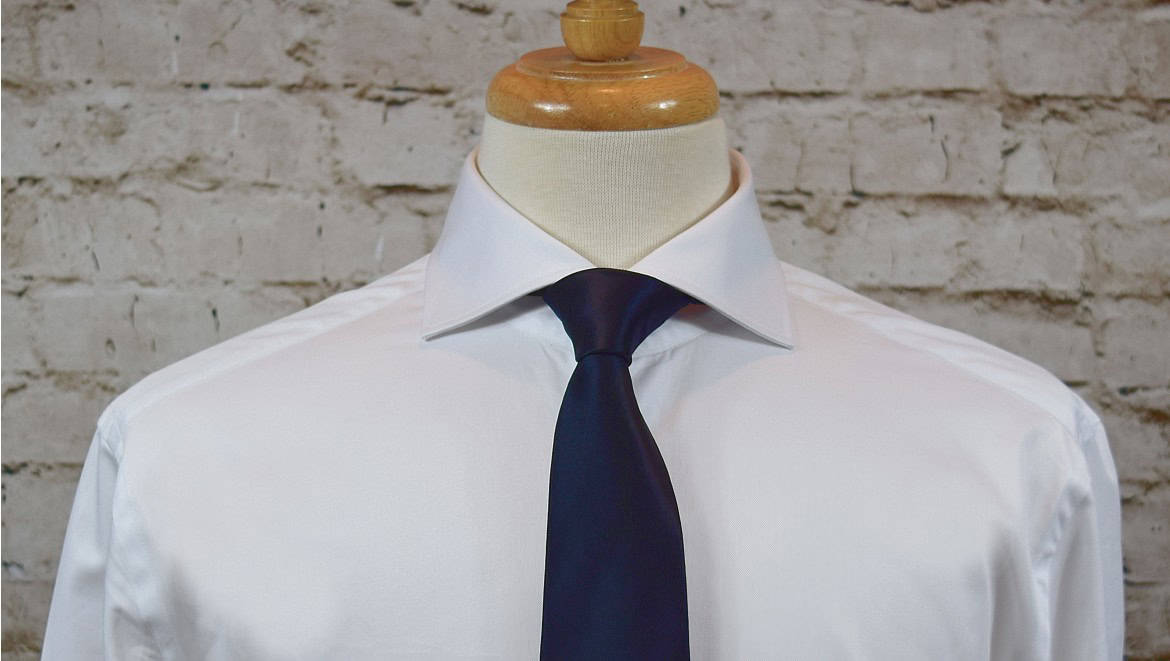 DeoVeritas men's dress shirt with dark blue tie on a mannequin, professional formal attire showcasing quality and style, suitable for business and special occasions.