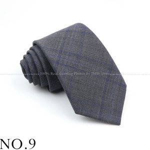 Elegant men's gray plaid necktie, versatile accessory for formal and business attire, crafted from high-quality fabric for a sophisticated look.